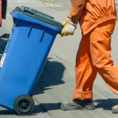 Zwolnienie z opłaty za śmieci: Kto i jak może zaoszczędzić?