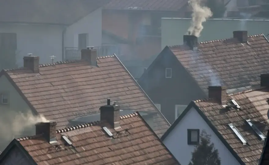 Sąsiad pali śmieci? Gdzie zgłosić i jak to zatrzymać!